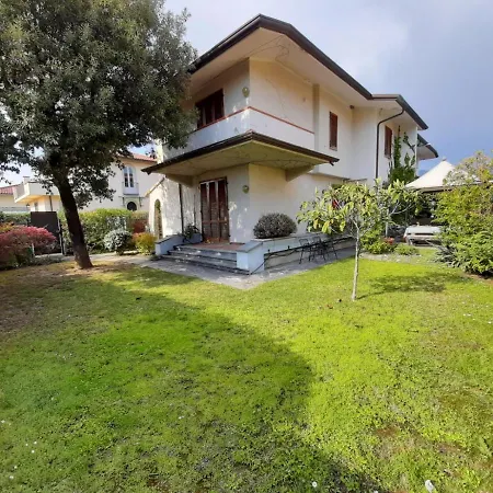 Accogliente Villetta Bi-Familiare Pietrasanta Exterior photo
